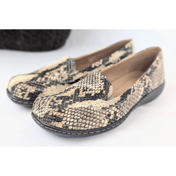 Clarks Bayou Q Faux Snakeskin Loafers Womens Sz 6 | Cushioned Low Heel Slip Ons - Picture 4 of 8